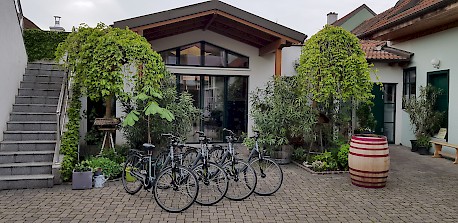 Vier E-Bikes vor dem Verkostungsraum der Familie Bauer