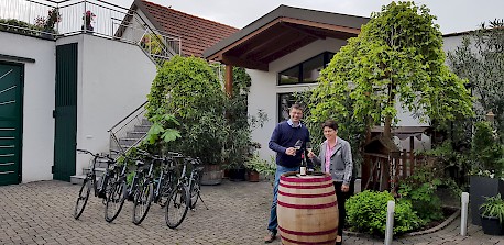 Eva Maria und Josef Bauer mit den E-Bikes und einem Roten Veltliner Wagram Terrassen